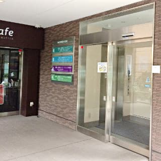 お茶の水医学会館の入り口